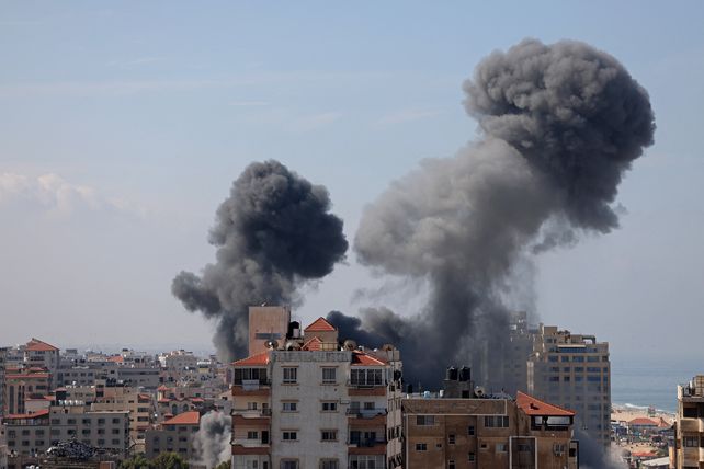 El humo sale de un edificio residencial tras un ataque aéreo israelí en la ciudad de Gaza. Al amanecer se dispararon ráfagas de cohetes contra…