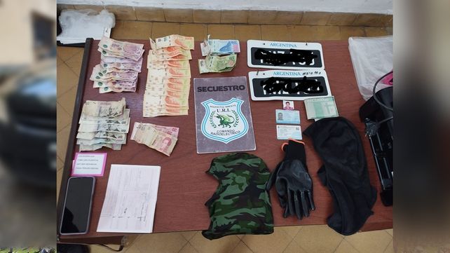 Los elementos secuestrados del vehículo en el que viajaban