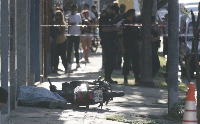 Un policía de civil abatió a un delincuente en Rosario. El agente fue despojado de una mochila con dinero por motochorros. Lo van a condecorar. 