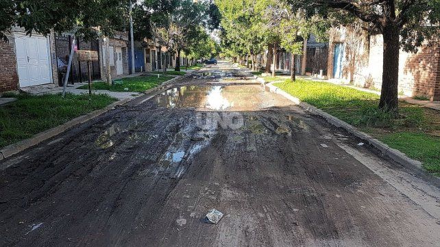 Barrio La Florida. El estado del pasaje Galisteo, altura 210, hace que la calle sea intransitable por el barro cuando llueve y por los pozos cuando no.