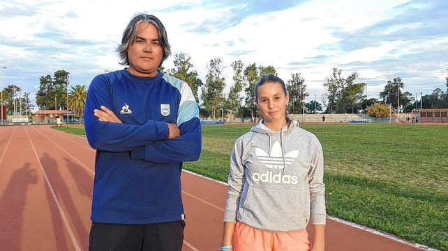 La representante de Velocidad y Resistencia, junto a su entrenador, el profesor Maximiliano Troncoso en la pista del Card.
