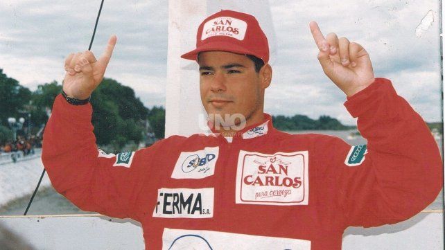 Diego Degano, en el palco de la costanera corondina, el 7 de febrero de 1993 tras empatar con el alemán Christof Wandratsch en el Maratón Santa Fe-Coronda.