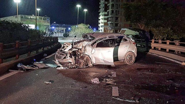Así quedó el automóvil sobre el viaducto Oroño, en la salida hacia Avenida Alem.