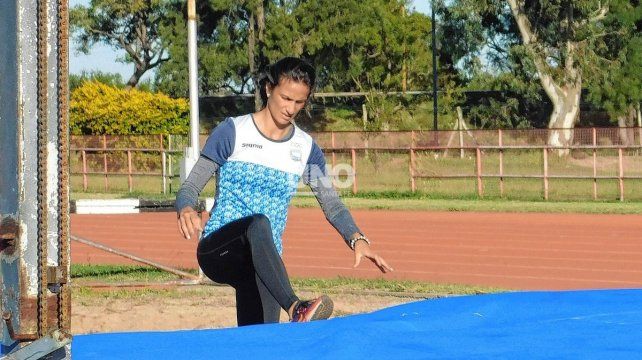 Nunca se fue, Valeria Chiaraviglio regresó con todos a las pistas, es kinesióloga, pero el amor por la garrocha es inconmensurable.