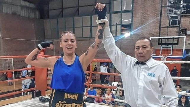La santafesina Sofía Romagnoli de Olimboxing le ganó por puntos a Melisa Castellano de Peri Box en el Roque Otrino.