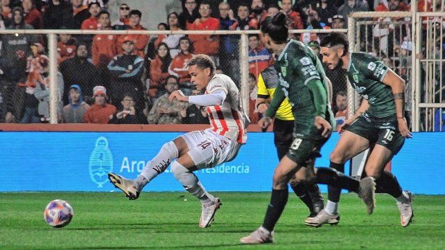 El uruguayo Jonatan Álvez decidió, como Polenta, no jugar más en Unión.