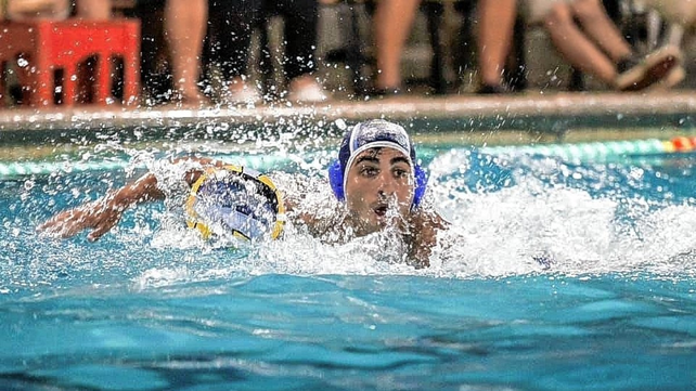 El talentoso jugador de Regatas de Santa Fe, Juli&aacute;n Daszczyk, es un referente del waterpolo lagunero.