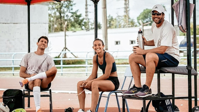 Los garrochistas Germ&aacute;n Chiaraviglio y Luciana G&oacute;mez Iriondo, junto a su entrenador Javier Ben&iacute;tez, en un break en su preparaci&oacute;n.