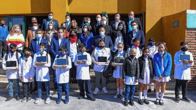 El Plan Federal Juana Manso fue diseñado por el Ministerio de Educación para promover, acompañar y brindar los medios para el uso de tecnologías en el sistema educativo argentino tanto en el corto y mediano plazo en contextos de aislamiento parcial o total, como para el largo plazo para optimizar la enseñanza.