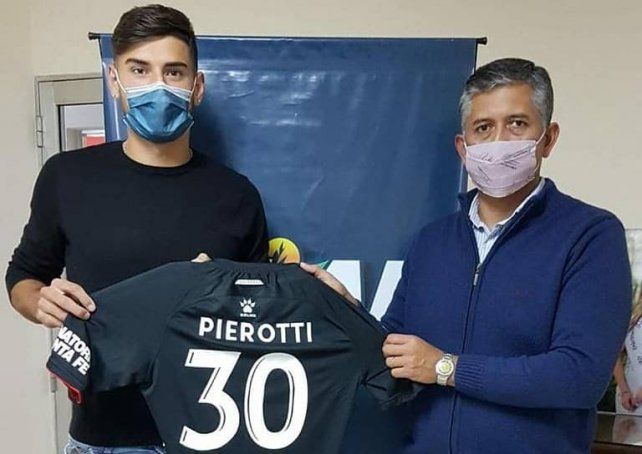 Pierotti, surgido en Atl&eacute;tico Pilar, entreg&oacute; una camiseta del conjunto sabalero a Diego Vargas, presidente comunal de la localidad de Pilar, en el departamento Las Colonias.