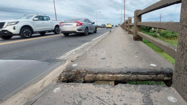 Grietas sobre el puente Carretero