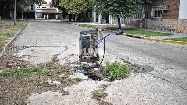 Un pozo de grandes dimensiones en el medio de una calle; la gran preocupación de los vecinos de barrio Roma, de la zona de Crespo y San Juan. Foto: José Busiemi/UNO Santa Fe.