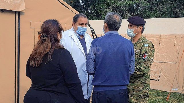 El director del hospital Cullen, Juan Pablo Poletti junto al secretario de Salud Jorge Prieto, durante la actividad de la que participó el ministro Agustín Rossi y Perotti. 