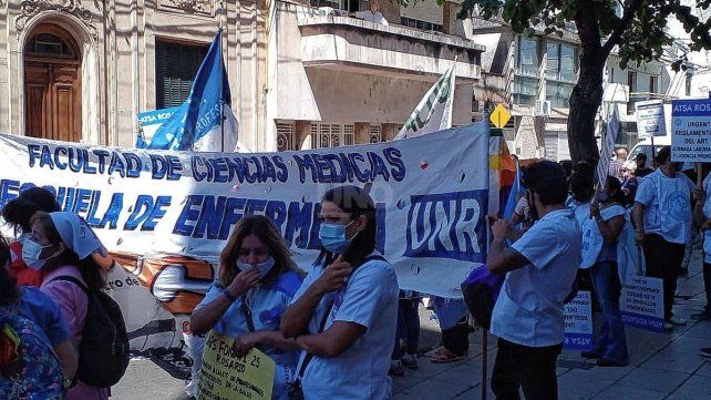 Concentración y marcha de enfermeros hasta Casa de Gobierno 