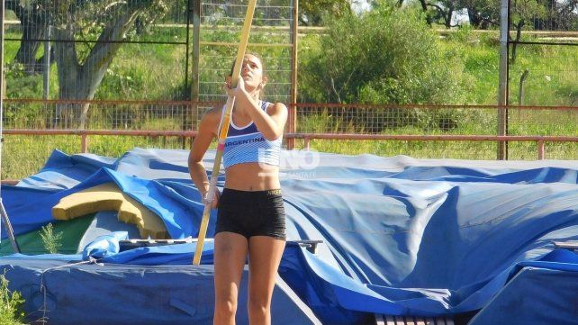 La santafesina Luciana Gómez Iriondo, entrenada por el profesor Maxi Troncoso, lo hará en salto con garrocha el sábado a la mañana.