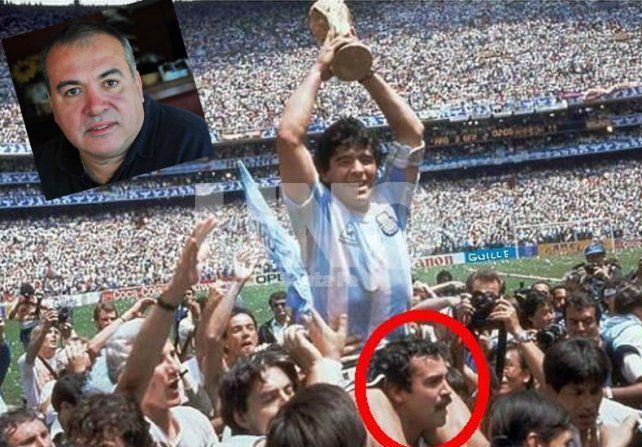      El santafesino Roberto Cejas, con Diego Maradona a cuestas, y una foto que recorrió el mundo.     