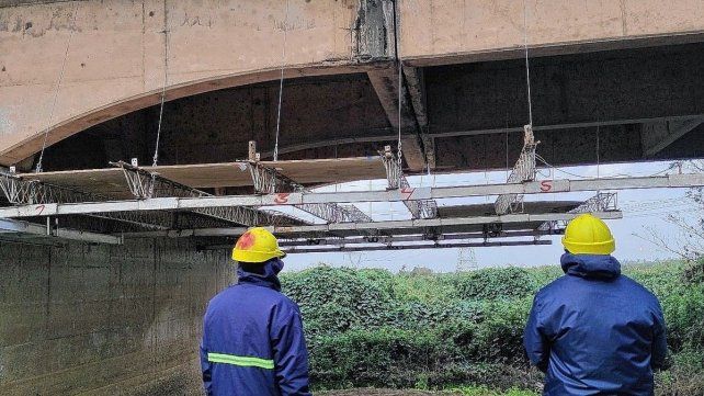 Vialidad Nacional trabaja sobre los arreglos del puente Carretero.