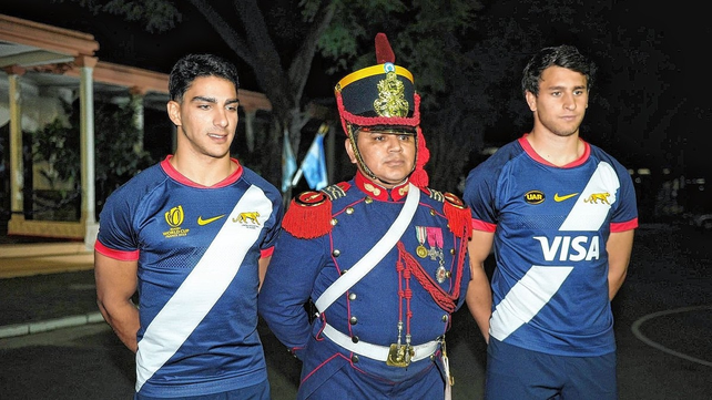 La camiseta alternativa est&aacute; inspirada en el uniforme del Regimiento de Granaderos a Caballo que fund&oacute; San Mart&iacute;n.