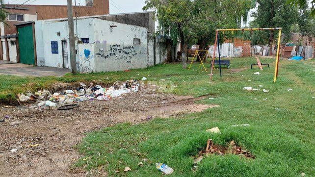 Un mini basural en la plaza de barrio Schneider