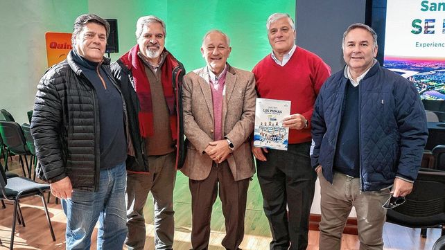 Patrizi junto a miembros del concejo directivo de la Unión Santafesina de Rugby; Juan Lagraba, Pedro Benet, Jorge Bruzzone e Isidro Ordoñez.