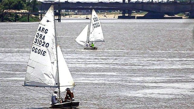 Una importante cantidad de velas blancas se podrán observar el fin de semana en la laguna Setúbal santafesina.