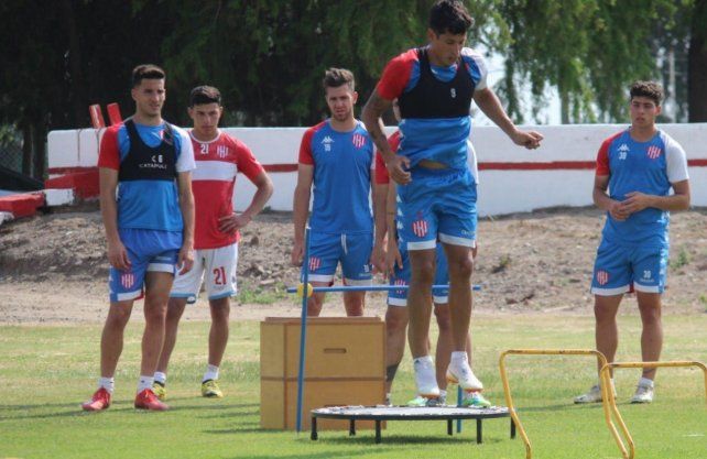 Fernando M&aacute;rquez no llegar&iacute;a al duelo del domingo ante Arsenal y por eso el DT Juan Azconz&aacute;bal piensa qu&eacute; equipo poner. Foto: prensa Uni&oacute;n