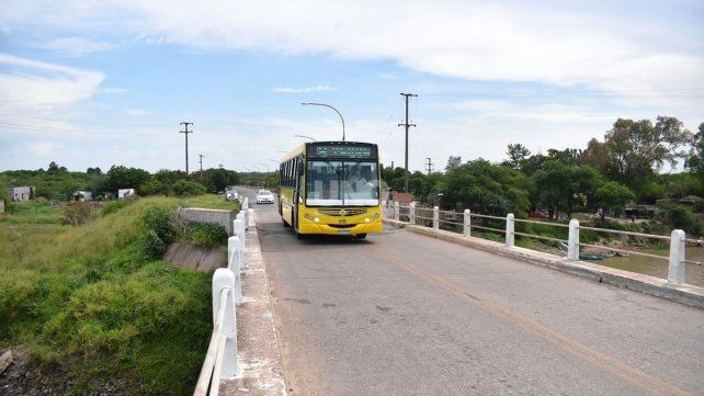 El puente Arroyo Leyes se encuentra ubicado a 36 km al noreste de la ciudad de Santa Fe, sobre la ruta provincial Nº 1