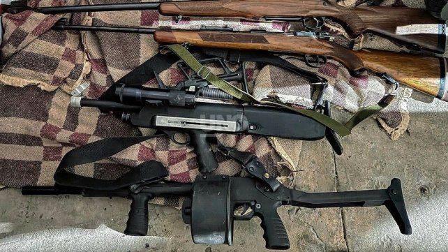 Rosario: dos detenidos tras operativo policial que descubrió un arsenal de armas y municiones Rosario: dos detenidos tras operativo policial que descubrió un arsenal de armas y municiones
