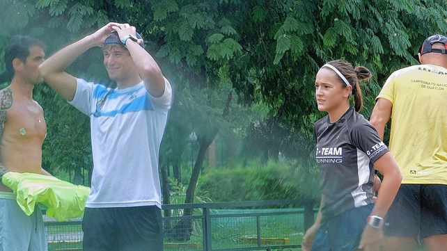 Bautista Arbizu de 17, junto a Martina Imaz, entrenando bajo la lluvia en la costanera Este en la previa a viajar a Europa.