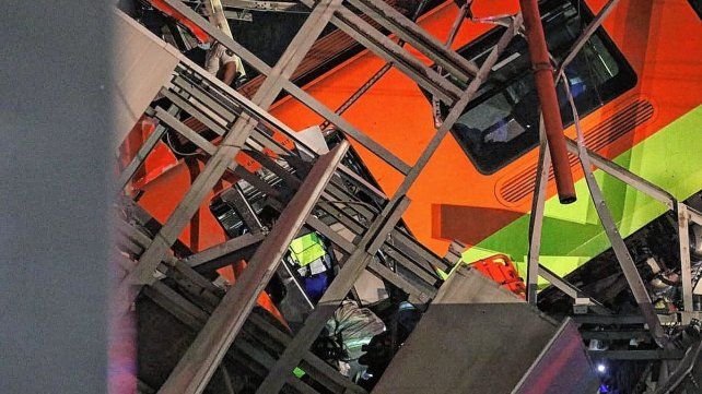 Al menos 23 personas murieron y 70 resultaron heridas la noche del lunes al caer un tren del metro de Ciudad de México desde un puente que colapsó.