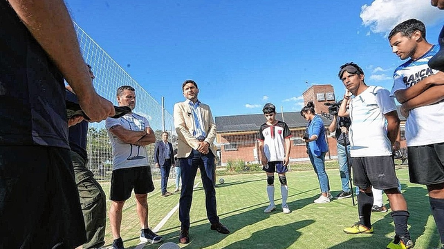 El gobernador Maximiliano Pullaro acompa&ntilde;&oacute; el entrenamiento de Los B&uacute;hos en el predio UNL-ATE.