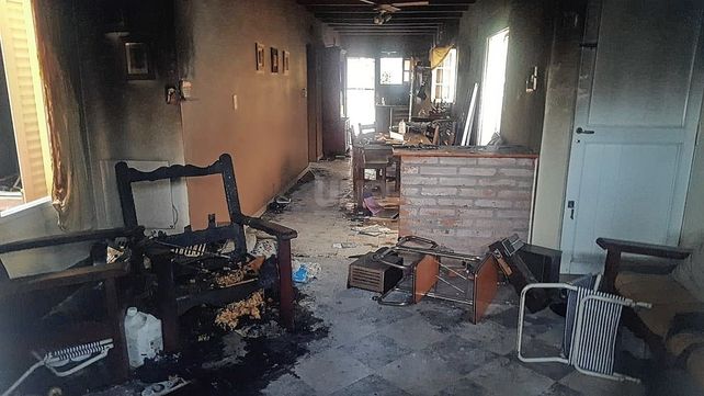 Desconocidos incendiaron la vivienda del profesor acusado de abuso sexual en el jardín de la escuela Ceferino Namuncurá