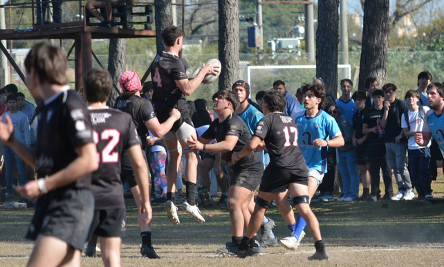 Universitario fue anfitrión del Paraná Rowing Club en su predio de barrio Las Delicias.