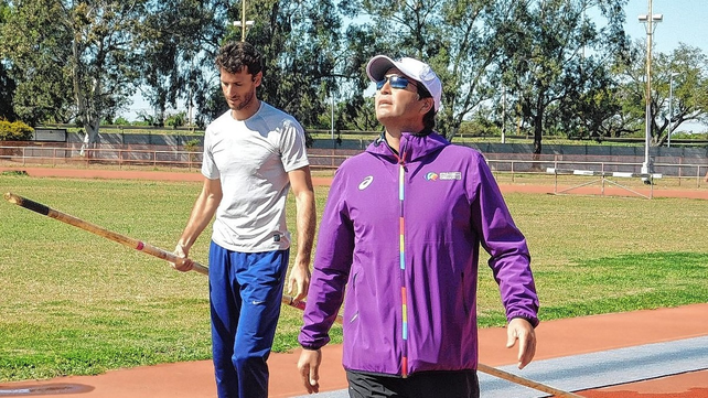 En la pista del Centro de Alto Rendimiento Deportivo Pedro A. Candioti entrena junto a su coach, el entrerriano Javier Ben&iacute;tez.