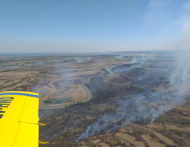 Impactantes im&aacute;genes sobre c&oacute;mo avanzan los incendios en Arroyo Leyes desde un avi&oacute;n hidrante. Fuente: @protcivilstafe