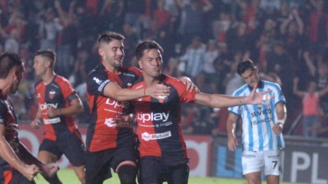 Nacho Lago, de penal, le dio la victoria a Colón en un durísimo partido ante Racing de Córdoba. Nacho Lago, de penal, le dio la victoria a Colón en un durísimo partido ante Racing de Córdoba.