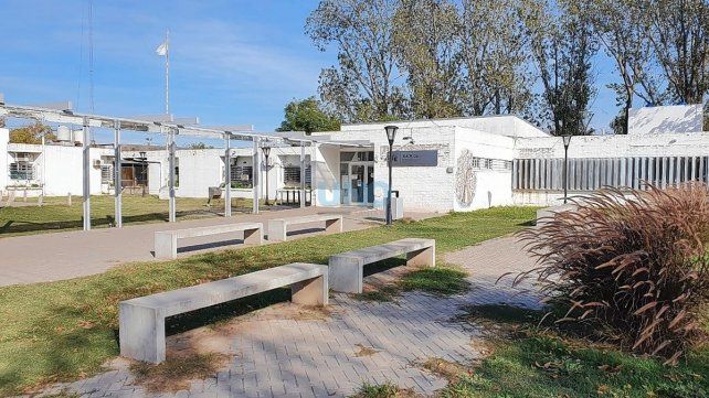 Convocan a un abrazo simbólico del SAMCo de Santo Tomé en apoyo a su ex directora, Cintia Sgavetti, por las amenazas recibidas. Foto: Santotomealdia