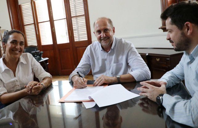 El gobernador, Omar Perotti, junto a la ministra de Ambiente y Cambio Climático, Erika Gonnet, y el senador por La Capital, Marcos Castelló.