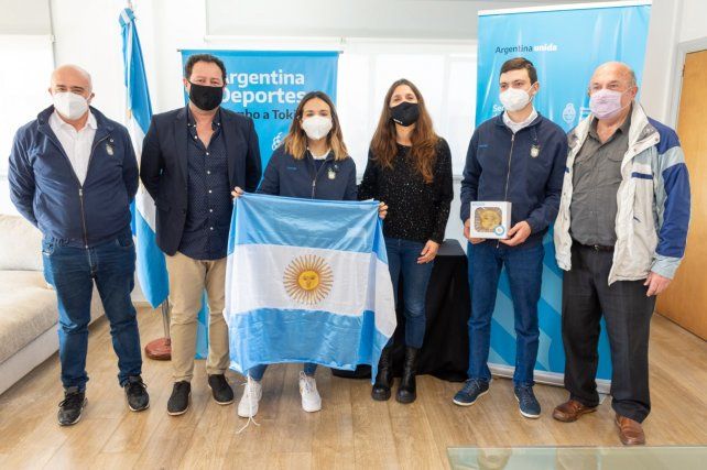 El sancarlino Eberhardt y la gran tiradora riojana Fernando Russo junto a autoridades de la cartera de deportes recibiendo la bandera nacional para los Juegos de Tokio.