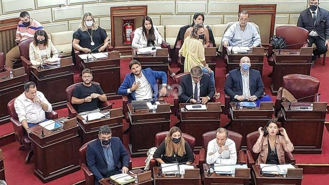 En el tercio que está a la derecha de la presidencia se ubican los legisladores del interbloque UCR Evolución, con su presidente, Maximiliano Pullaro, en el centro. También están los interbloques del Frente Social y Polular e Igualdad y Participación.