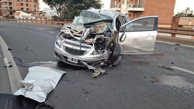 Así quedó el automóvil sobre el viaducto Oroño, en la salida hacia Avenida Alem.