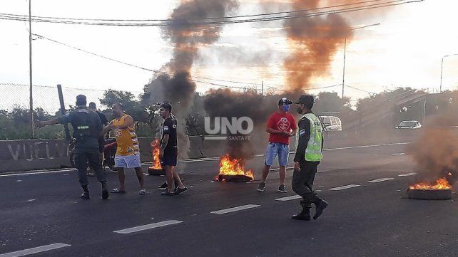 Corte y demoras. Vecinos de barrio El Pozo se manifestaron interrumpiendo el tránsito en la Ruta Nacional 168 este domingo por la tarde. Piden más seguridad tras el asesinato de un vecino el pasado jueves por la noche.