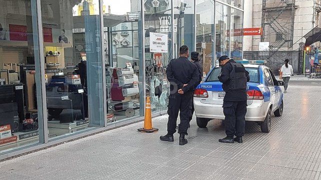 Delincuentes robaron un local comercial de electrodomésticos en plena Peatonal Santafesina 
