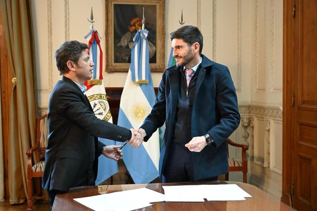 Los gobernadores de Santa Fe, Maximiliano Pullaro, y de Buenos Aires, Axel Kicillof, durante la reuni&oacute;n que mantuvieron en la sede local de Gobernaci&oacute;n.