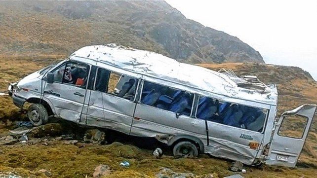 Así quedó el minibús blanco que llevaba a 19 turistas de regreso a la ciudad de Cusco, entre ellos, una matrimonio de Laguna Paiva.
