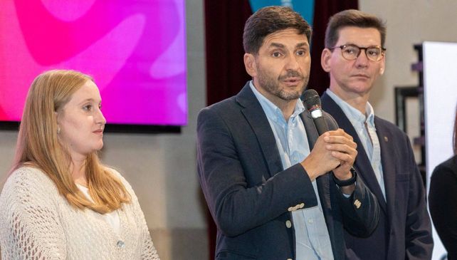 El gobernador Pullaro junto a la ministra Victoria Tejeda y el responsable de Lotería, Daniel Di Lena.