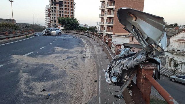 Así quedo la puerta trasera del auto, enganchada al guardarraíl 