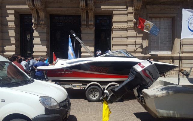 Los dueños de cabañas, náuticas y pescadores, entregaron un petitorio con un protocolo elaborado para que la actividad se pueda desarrollar