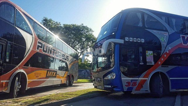 Reclamo de transportistas de turismo autoconvocados. Hace un mes se manifestaron durante más de 50 horas ininterrumpidas en la zona de la Terminal de Ómnibus. Este martes, la protesta se traslada a las rutas e ingresos a la ciudad.