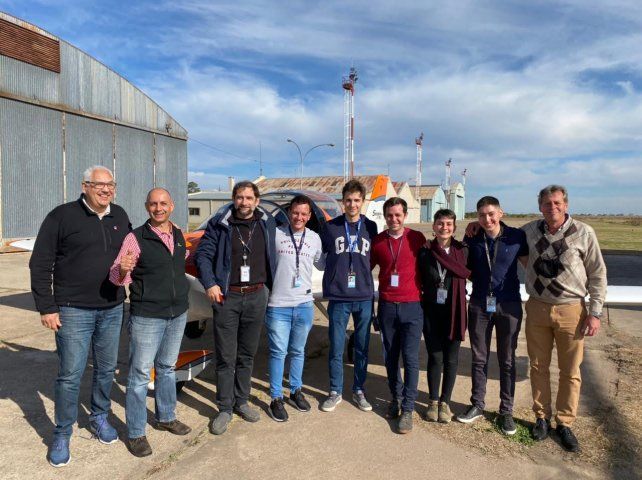 María José junto a los socios del aeroclub Santa Fe durante su recibida como pilota comercial de avión.